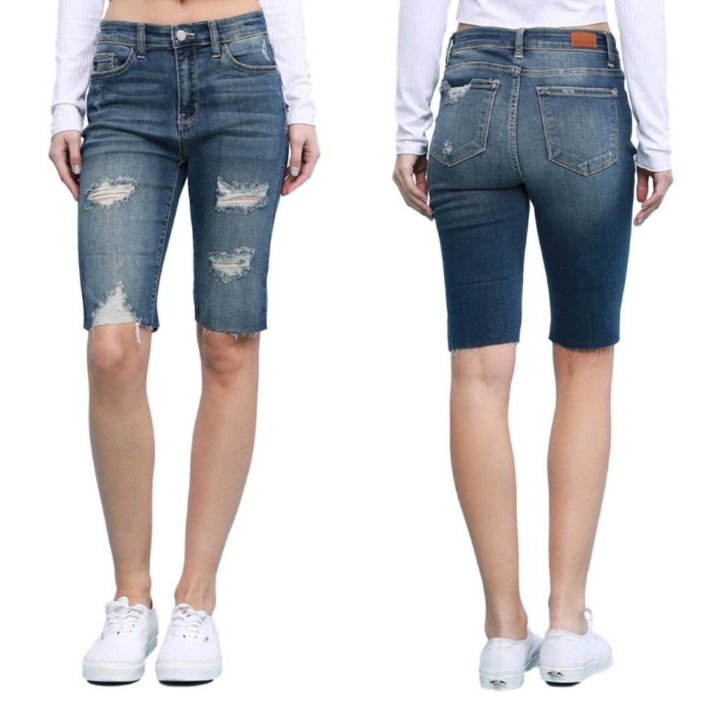 NWT Judy Blue Distressed Bermudas Shorts